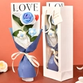 Handgestrickter blauer Rosenstrauß mit weißen Blumen in eleganter blauer Geschenkverpackung - Blau Verlauf Rose + 2 Puffs Bouquet - LOVE Stil + Geschenkkarton