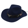 Détail d'un chapeau de cowboy bleu avec broderie florale et pendentif tête de taureau - M(56-58cm) / Bleu Marine (Tête de Taureau + Broderie Florale)