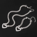 Parure de bijoux collier et bracelet cœur argenté avec cristaux sur fond noir - Bracelet en Argent