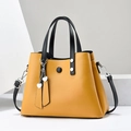 Borsa a mano minimalista in pelle PU gialla con manici neri e pendente a cuore - Beige