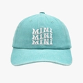 Dettaglio del ricamo bianco MINI sul cappellino da baseball in cotone verde menta - Stile MINI (Bambini) / Blu lago