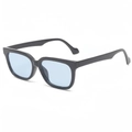 Klassische quadratische Sonnenbrille in Schwarz mit hellblauen Gläsern und Wellenbügel - Schwarzer Rahmen Blaue Gläser