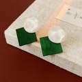 Detail van vintage oorbellen met witte ronde hars en groene vierkante hangers met textuur - Wit & Groen (Zilveren naald)