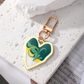Boheems hart sleutelhanger met groen en goud emaille kunst op witte stenen achtergrond - Geelgroen