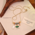 Goldene Edelstahlkette mit Vintage-Emaille-Anhänger und weißer Barockperle für Damen - Stil 3 Fächerförmig