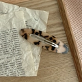 Detalle de pinza de pelo ovalada en acetato de carey sobre fondo vintage de madera - Leopardo Claro