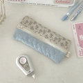 Detalle de estuche floral con diseño de corazones acolchados y material de oficina - Tela Arrugada Corazón Azul Claro