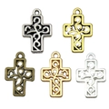Set van vijf vintage holle kruishangers in antiek zilver, goud en brons legering afwerking - Hol Kruis 19x13mm