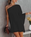 Robe courte décontractée noire à épaule dénudée avec imprimé dégradé sur mannequin - S / Noir