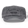 Détail d'une casquette cadet délavée vintage avec broderie Survivor et bords usés - Taille Unique (environ 58 cm réglable) / gris foncé