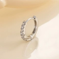 Eleganter silberner Klappohrring mit einer Reihe funkelnder Zirkonia-Kristalle - Einzelne Zirkonia Eingelegte Ohrmanschette / Silber