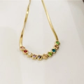 Detalle del collar de cadena de serpiente dorada con circonitas de varios colores - Dorado Circonita Multicolor