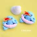 Dettaglio di ciondoli a delfino in resina blu con salvagenti rosa e misura 2,5x2,8cm - Delfino Blu