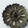 Porta incenso a loto in bronzo con petali multistrato e foro centrale per bastoncini - Tre Tesori Bronzo Ciano
