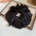 Détail du chouchou en tissu plissé noir avec bordure décorative en perles blanches - Noir