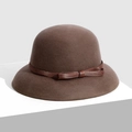Dettaglio di un cappello cloche in feltro marrone con fiocco in pelle su base moderna - Taglia Unica Regolabile / Marrone Scuro