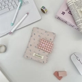 Détail du protège-carnet en tissu rose à fleurs avec bouton cœur et étiquette - Rose Clair à Motif Floral Sergé
