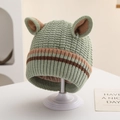 Detail der grünen Strickmütze für Kleinkinder mit Streifenrand und süßen Tierohren - 1-4 Jahre / Grün