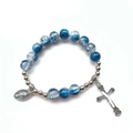 Detalle de cuentas de vidrio craquelado azul y transparente con colgante de cruz en pulsera - Estilo 4 (Degradado Azul Blanco)