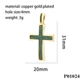 Dettaglio del ciondolo a croce placcato oro con pietre verdi e dimensioni di 31x20mm - P01024-Zircone Verde
