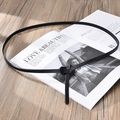 Schmaler schwarzer Leder-Taillengürtel für Damen mit Knotendesign auf Magazin - 120cm / Schwarz