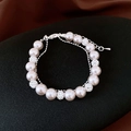 Macro détaillée d'un bracelet de perles avec sphères de zircon sur fond de soie élégant - Style Boule de Zircone Perle Rose (20#)