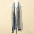 Écharpe décontractée homme bicolore beige et bleu avec franges et texture froissée - 180cm / Bleu marine