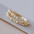 Bague double anneau dorée élégante ornée de perles blanches et de cristaux de zircone brillants - US 6 / Doré
