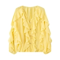 Gelbe Chiffonbluse mit V-Ausschnitt, gestuften Volants und langen Ärmeln auf weißem Hintergrund - XS / Gelb