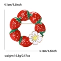 Broche couronne fraise et fleur en émail, taille 4,1 cm, poids 16,3 g sur fond blanc - Rouge