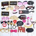 Dettaglio di vari accessori per photobooth con cartelli per feste divertenti e occhiali - Set 30 pezzi Addio al Nubilato Tema Rosa