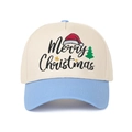 Dettaglio del ricamo Merry Christmas su un cappello trucker bicolore beige e blu - Regolabile / Crema/Celeste