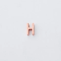 Detail van een gepolijste roségouden letter H kraal voor DIY sieraden met een klein gat van 1,8 mm - Letter H (XKZ007-Roségoud H)