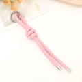 Geflochtener rosa PU-Leder-Schlüsselanhänger mit Silberring auf weißem Schreibtisch - Schlüsselanhänger / Rosa
