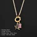 Luxe vergulde roestvrijstalen tennisketting met letter A en roze kristallen hanger - Letter A / Goud