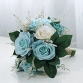 Brautstrauß mit künstlichen hellblauen und weißen Rosen, mit rustikalem Seil gewickelt - Champagner Blau