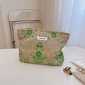 Detail der grünen Brokat-Kosmetiktasche mit Vintage-Blumenmuster und Reißverschluss - Vintage Grün Kupfermünzen