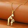 Detail der 18K vergoldeten Halskette mit Mutter-Tochter-Anhänger auf braunem Leder - Mama + Tochter / Gold