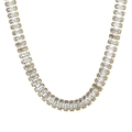 Elegante gargantilla dorada con una hilera de brillantes cristales rectangulares claros - Collar de Tenis de Zirconia Dorada (KN229236-Z)
