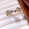 Dettaglio orecchino a zebra con cristalli lucenti e grande perla a goccia su vassoio - Lega Strass Con Perno In Argento S925 / Stile Perla a Goccia d'Acqua Design Zebra (Oro-Diamante Nero/Bianco)
