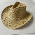 Cappello da cowboy in paglia naturale con tesa traforata e corona sagomata - M (56-58cm) / Beige
