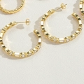 Luxuriöse 14K vergoldete C-förmige Creolen mit funkelnden Zirkonia-Kristallen für Damen - Weißer Zirkonia (ES2256)