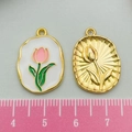 Pendentif tulipe en émail doré avec incrustation blanche et mesures de dimensions - 22x16mm / Tulipe Blanche Rose