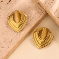 Pendientes vintage de corazón dorado con piedra de ojo de gato sobre fondo piedra - Ámbar