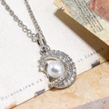 Dettaglio del ciondolo a forma di luna in argento con perla e zirconi scintillanti - Ciondolo Luna Perla Argento (ZYN-DMK596P-A3)