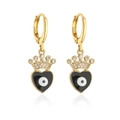 Détail de créoles dorées avec pendentifs cœurs noirs et motif couronne de mauvais œil - Noir