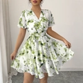 Abito estivo bianco a fiori con scollo a V e balze a strati mostrato su una modella - XS / Verde