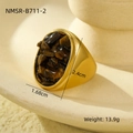 Dettaglio dell'anello in acciaio inossidabile dorato con pietra bruna e dimensioni - Taglia unica / Marrone