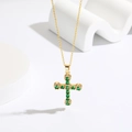 Elegante collana a croce placcata oro 18 carati con zirconi verde smeraldo e piccoli diamanti - Verde Smeraldo (Placcato Oro 18K)