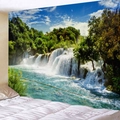 Arazzo decorativo per camera con cascata verde lussureggiante e paesaggio forestale - 150x130cm / Cascata della Foresta di Smeraldo